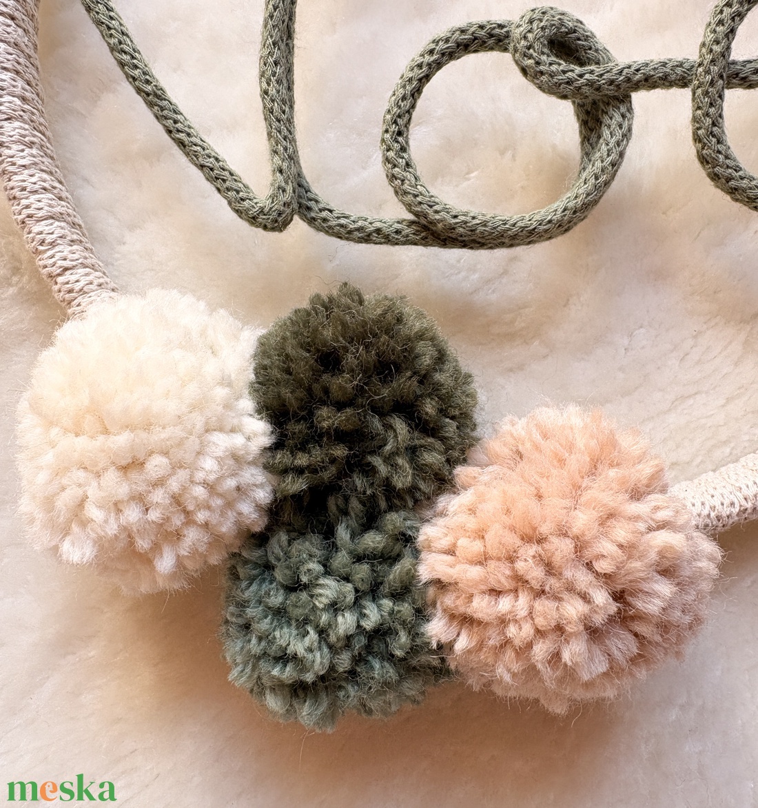 Névre szóló fali dekoráció -Pompom kopogtató, ajtódísz névvel - Pompom, pompon ajándék név felirattal - baba - mama - babaszoba dekoráció - babanév dekoráció - Meska.hu