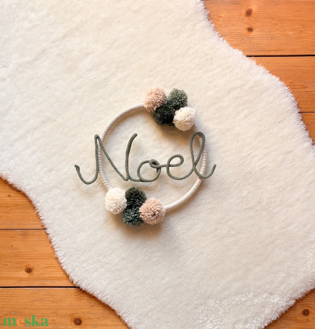 Névre szóló fali dekoráció -Pompom kopogtató, ajtódísz névvel - Pompom, pompon ajándék név felirattal - baba - mama - babaszoba dekoráció - babanév dekoráció - Meska.hu