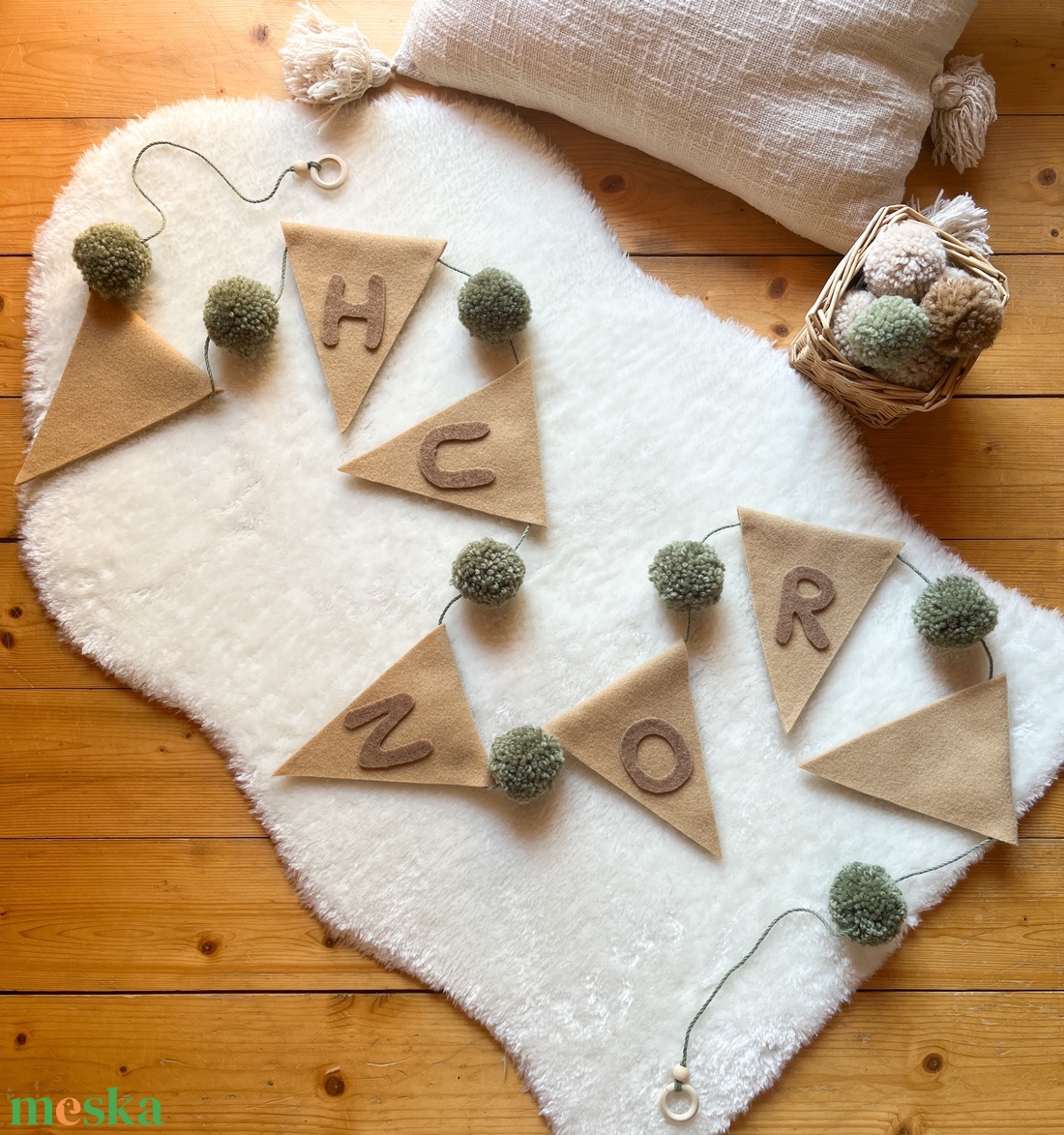 Gyapjúfilc zászlófüzér egyedi név felirattal pompom díszítéssel - Pompon zászló girland névvel - Névre szóló ajándék - baba - mama - babaszoba dekoráció - babaszoba füzér, girland  - Meska.hu