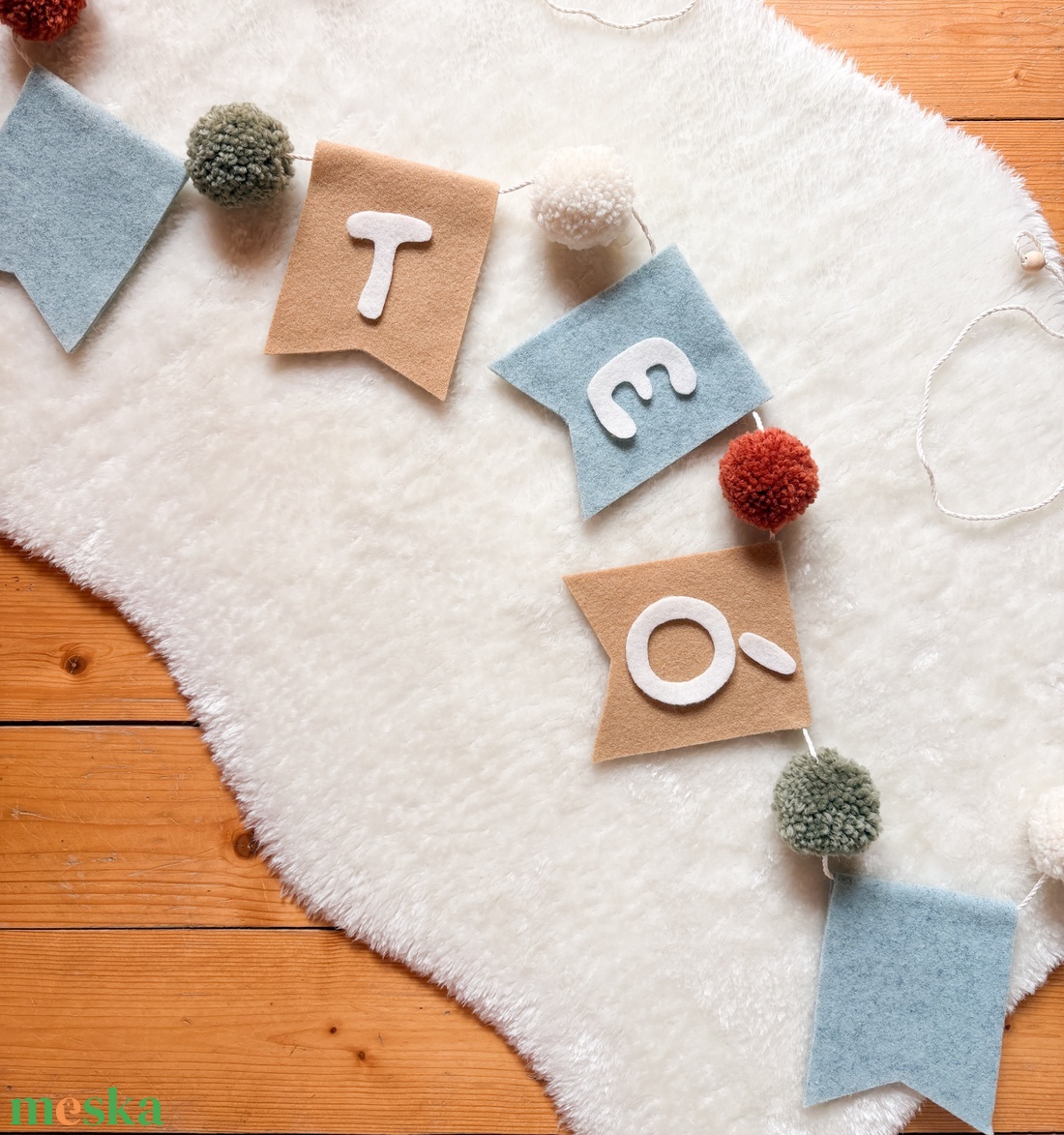 Gyapjúfilc zászlófüzér egyedi név felirattal pompom díszítéssel - Pompon zászló girland névvel - Névre szóló ajándék - baba - mama - babaszoba dekoráció - babaszoba füzér, girland  - Meska.hu