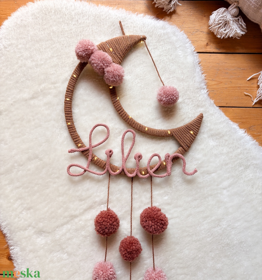 Névre szóló HOLD éjjeli fény - Pompom éjszakai világítás fali dekoráció - Világító pompon falidísz - Egyedi ajándék - baba - mama - babaszoba dekoráció - éjszakai fény - Meska.hu