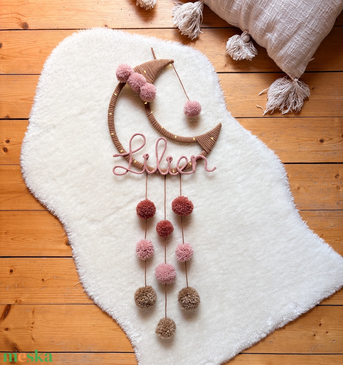 Névre szóló HOLD éjjeli fény - Pompom éjszakai világítás fali dekoráció - Világító pompon falidísz - Egyedi ajándék - baba - mama - babaszoba dekoráció - éjszakai fény - Meska.hu