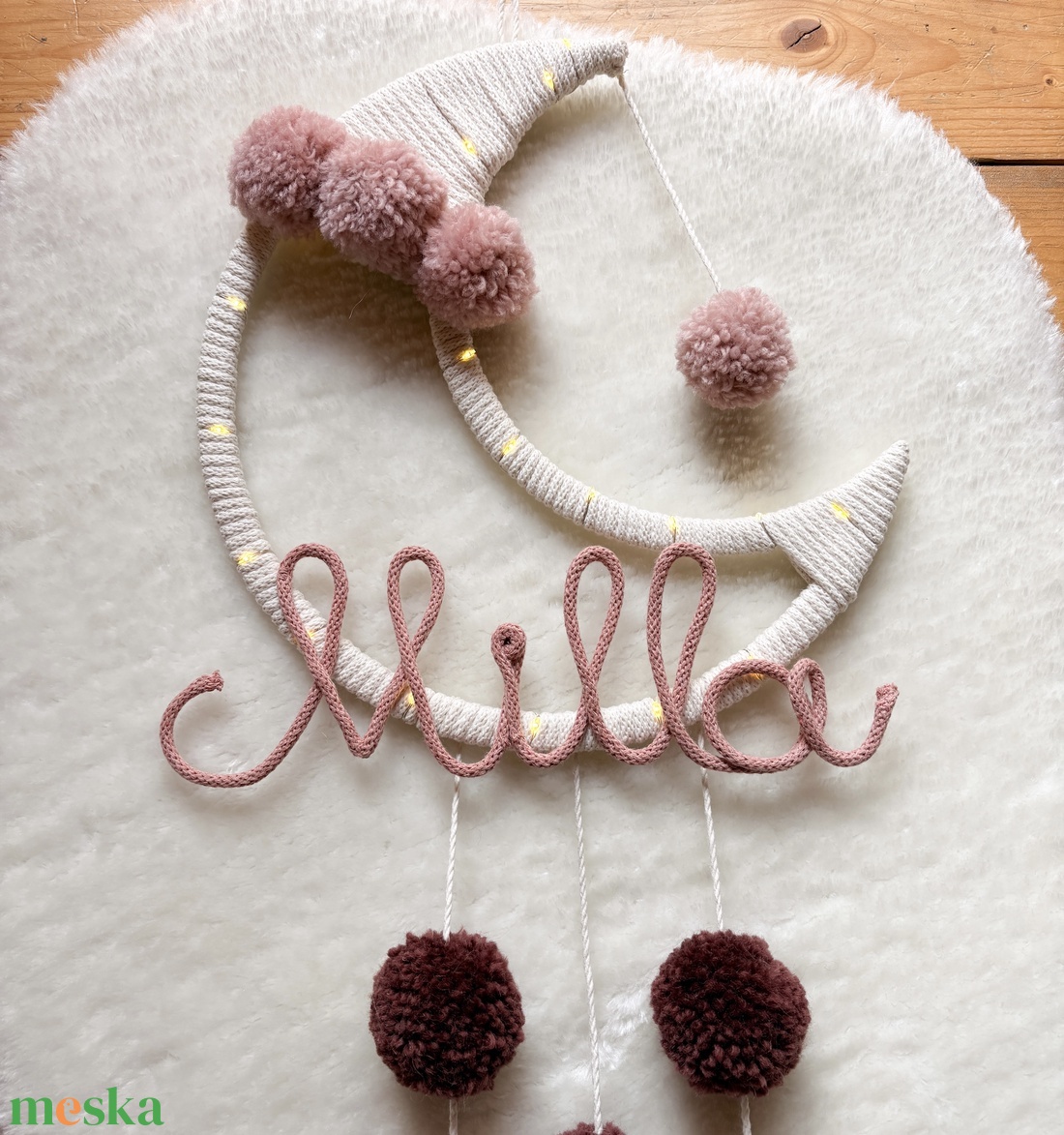 Névre szóló HOLD éjjeli fény - Pompom éjszakai világítás fali dekoráció - Világító pompon falidísz - Egyedi ajándék - baba - mama - babaszoba dekoráció - éjszakai fény - Meska.hu