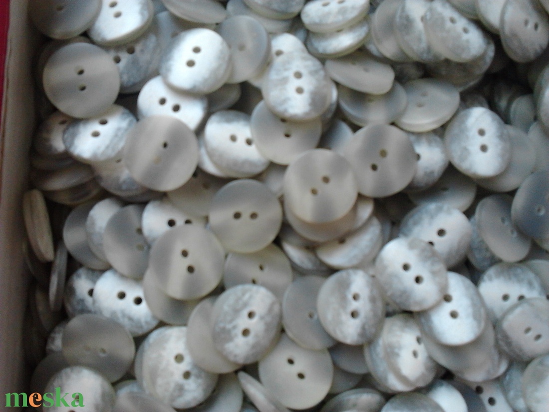 20 mm-es fehér-szürke gomb 50 db - gomb - Meska.hu 20 mm-es fehér-szürke gomb 50 db - gomb - Meska.hu