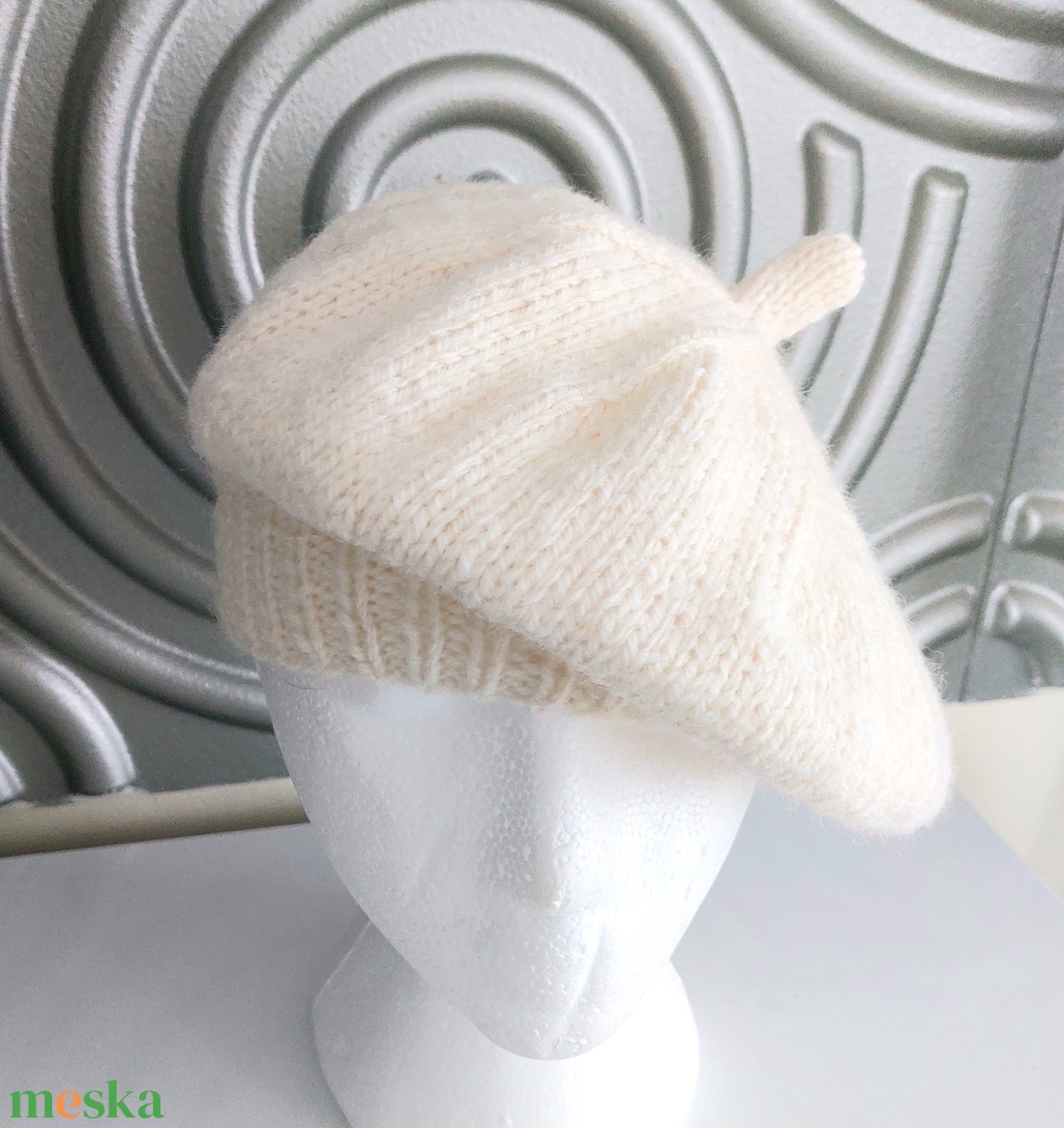 Kézzel kötött vaj színű barett sapka  - ruha & divat - sál, sapka, kendő - sapka - Meska.hu