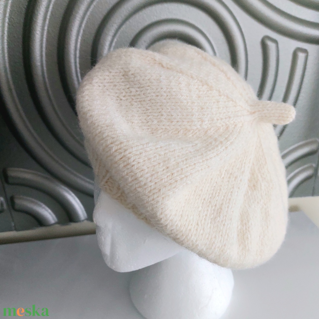 Kézzel kötött vaj színű barett sapka  - ruha & divat - sál, sapka, kendő - sapka - Meska.hu