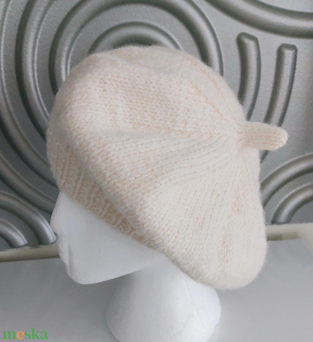 Kézzel kötött vaj színű barett sapka  - ruha & divat - sál, sapka, kendő - sapka - Meska.hu