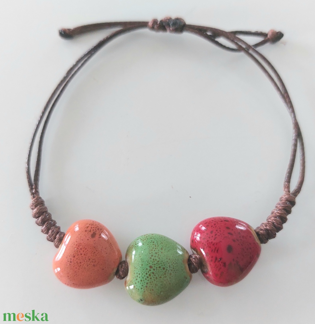 Makramé karkötő kerámia szivekkel - ékszer - karkötő - fonott karkötő - Meska.hu