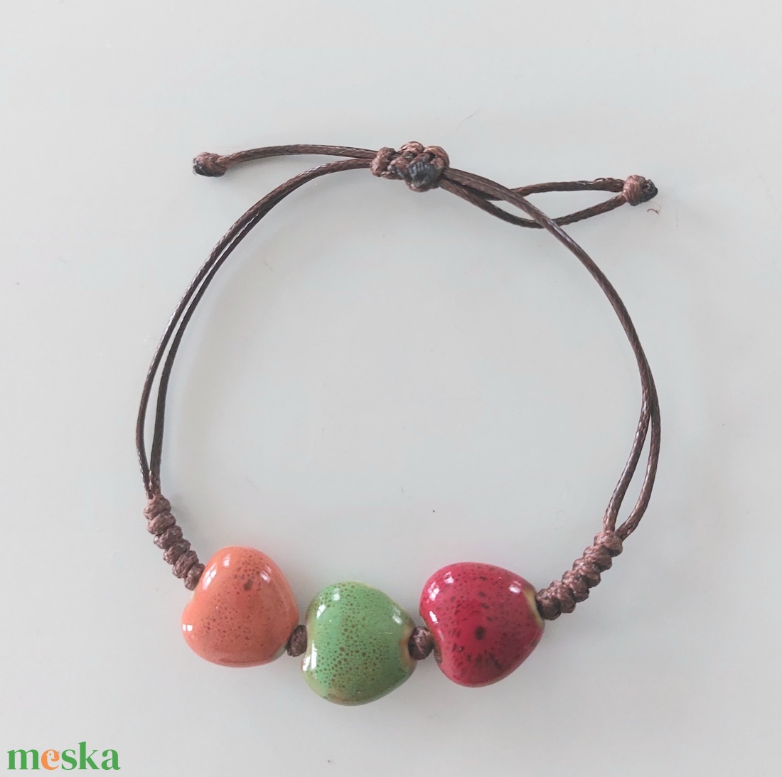 Makramé karkötő kerámia szivekkel - ékszer - karkötő - fonott karkötő - Meska.hu