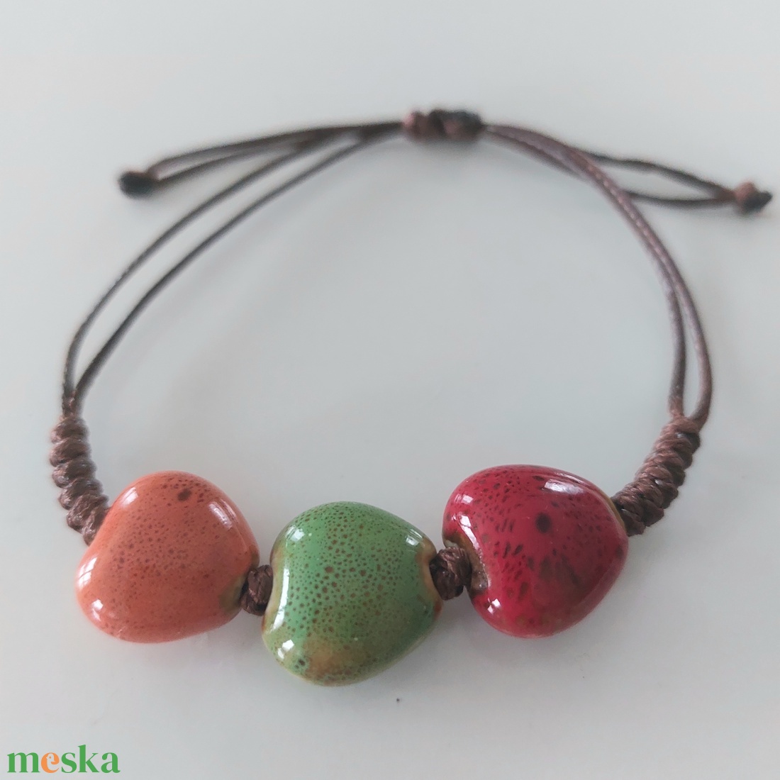 Makramé karkötő kerámia szivekkel - ékszer - karkötő - fonott karkötő - Meska.hu