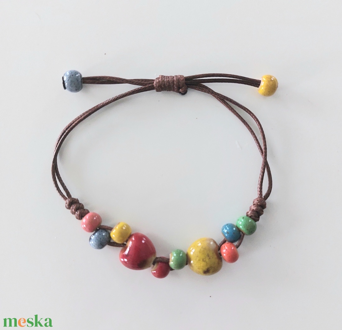 Makramé karkötő kerámia gyöngyökkel  - ékszer - karkötő - fonott karkötő - Meska.hu