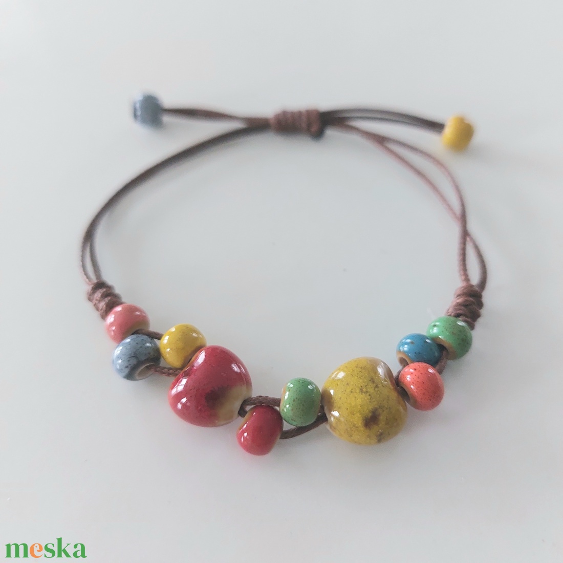 Makramé karkötő kerámia gyöngyökkel  - ékszer - karkötő - fonott karkötő - Meska.hu
