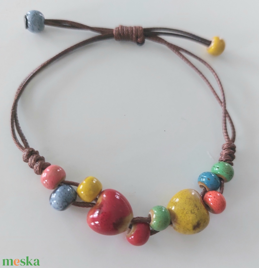 Makramé karkötő kerámia gyöngyökkel  - ékszer - karkötő - fonott karkötő - Meska.hu
