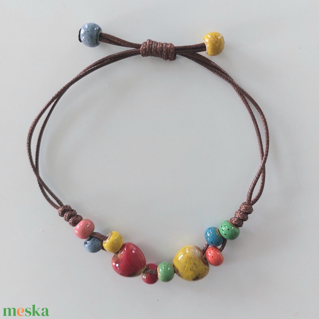 Makramé karkötő kerámia gyöngyökkel  - ékszer - karkötő - fonott karkötő - Meska.hu