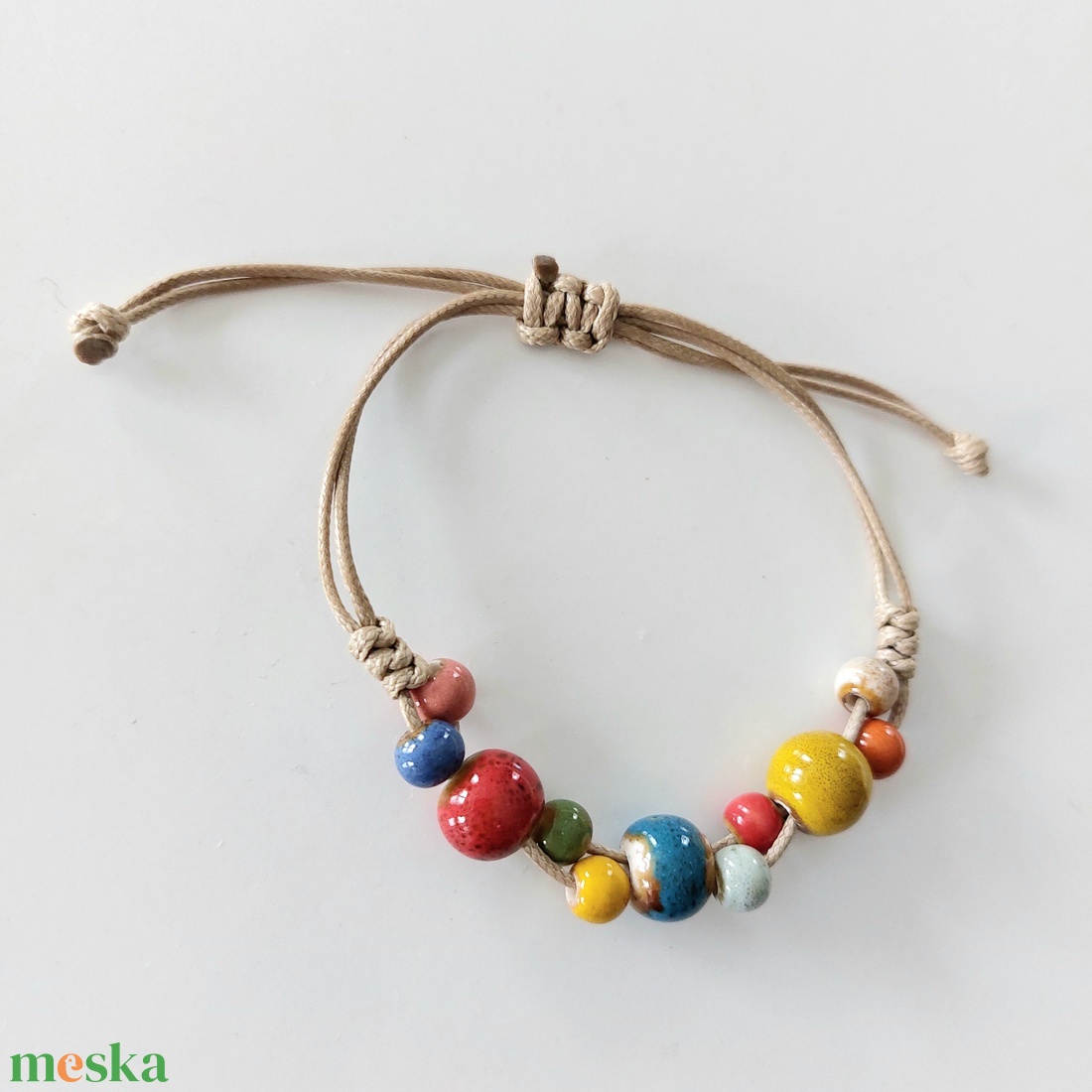 Makramé karkötő kerámia gyöngyökkel  - ékszer - karkötő - fonott karkötő - Meska.hu
