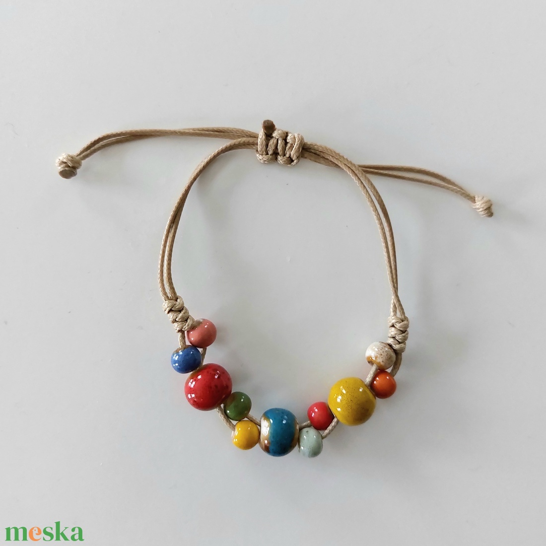 Makramé karkötő kerámia gyöngyökkel  - ékszer - karkötő - fonott karkötő - Meska.hu