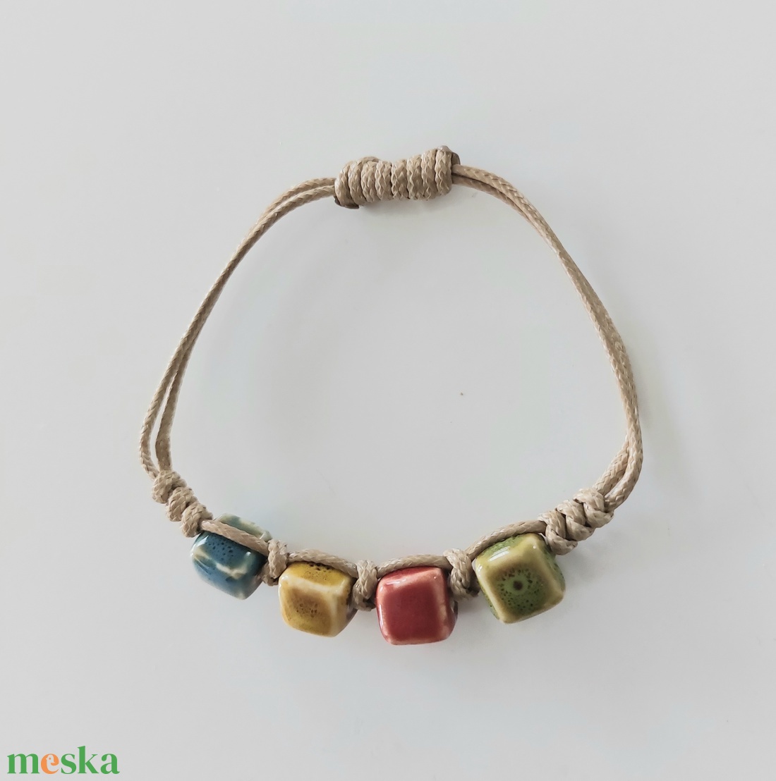 Makramé karkötő kerámia gyöngyökkel  - ékszer - karkötő - fonott karkötő - Meska.hu