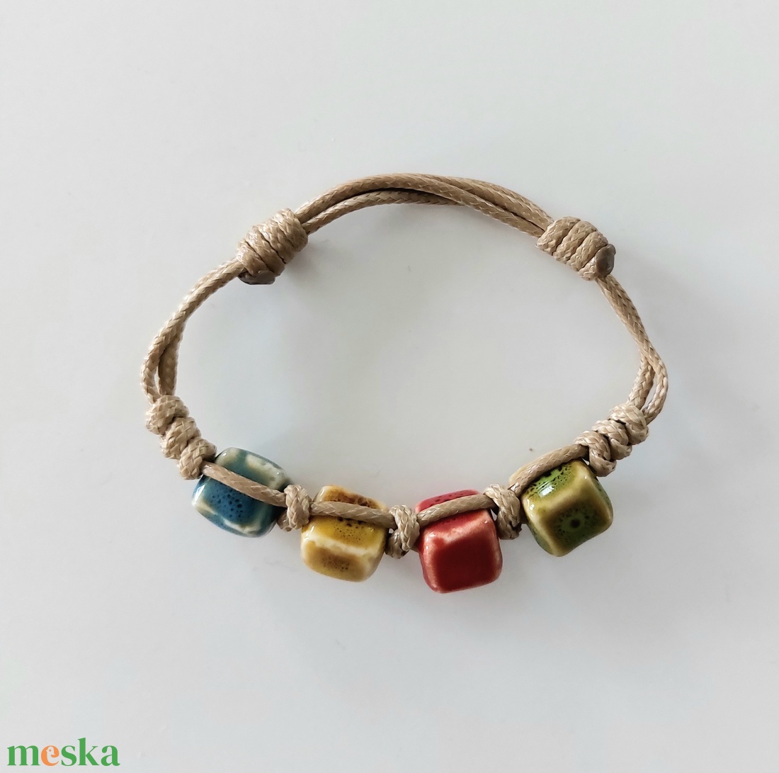 Makramé karkötő kerámia gyöngyökkel  - ékszer - karkötő - fonott karkötő - Meska.hu