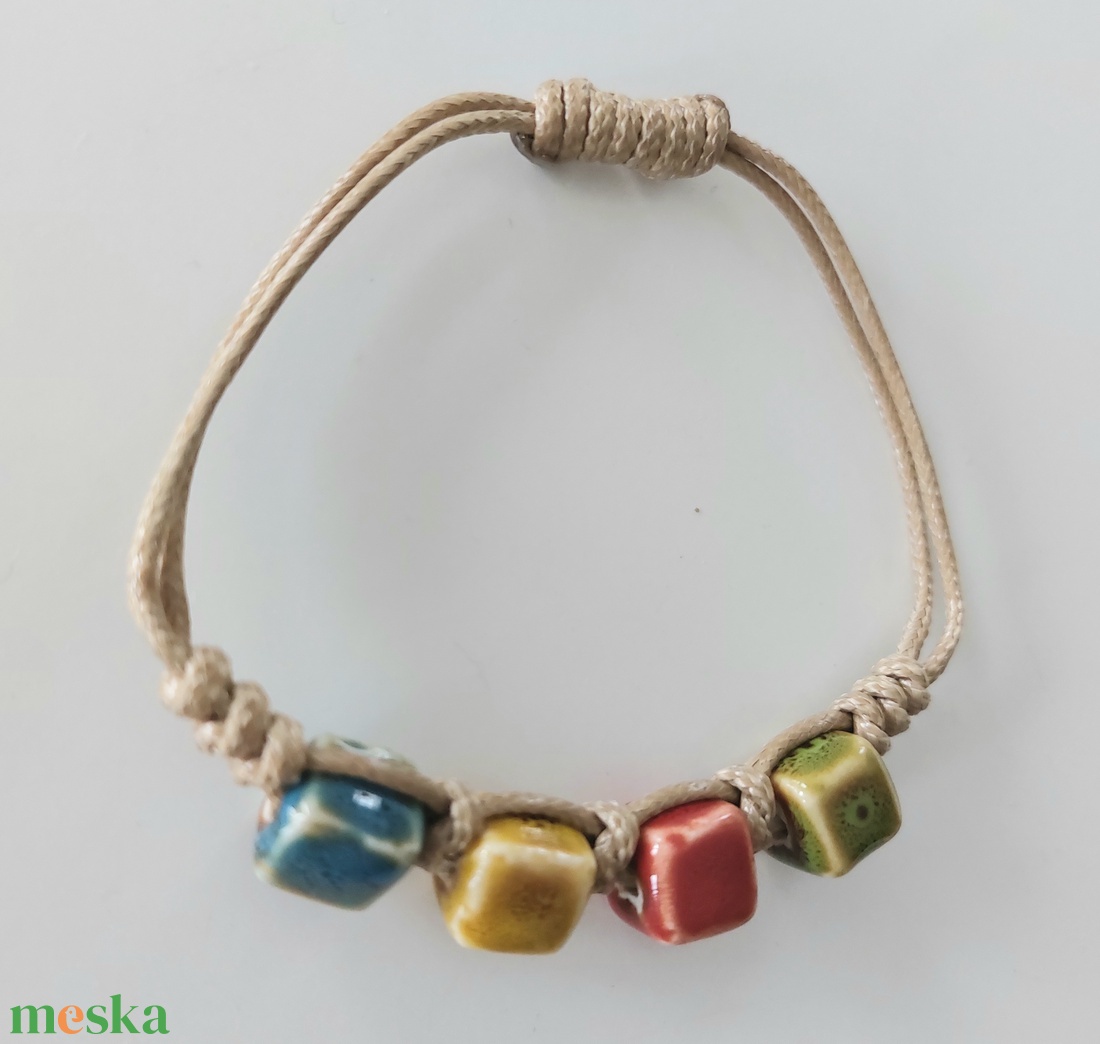 Makramé karkötő kerámia gyöngyökkel  - ékszer - karkötő - fonott karkötő - Meska.hu