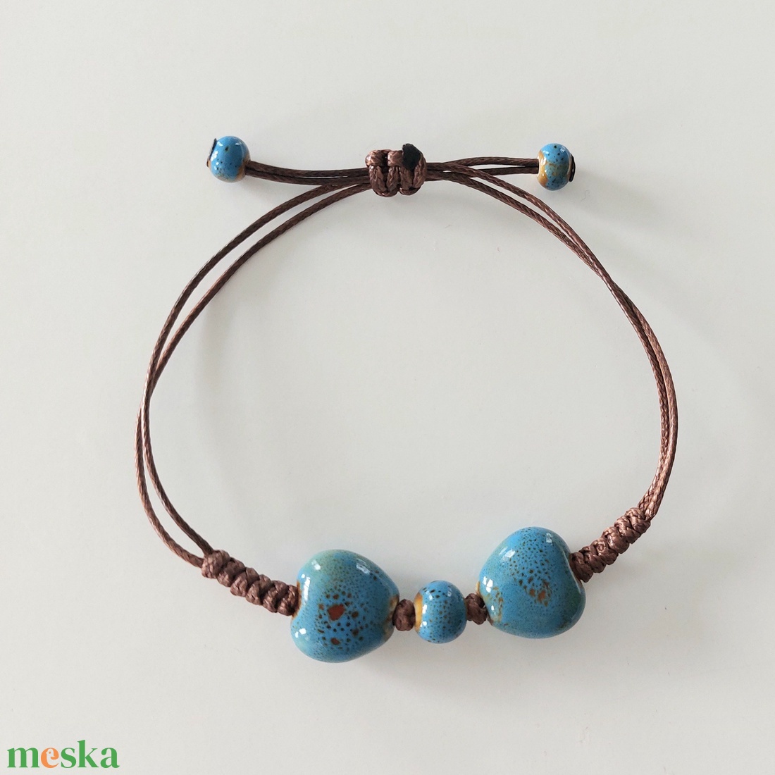 Makramé karkötő kerámia szivekkel - ékszer - karkötő - fonott karkötő - Meska.hu