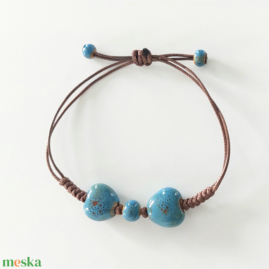 Makramé karkötő kerámia szivekkel - ékszer - karkötő - fonott karkötő - Meska.hu