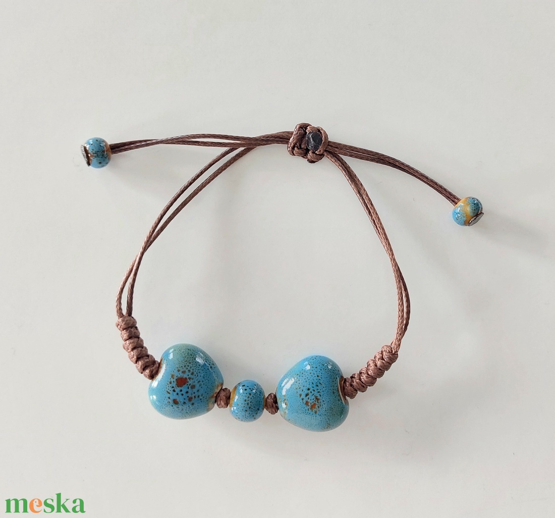 Makramé karkötő kerámia szivekkel - ékszer - karkötő - fonott karkötő - Meska.hu