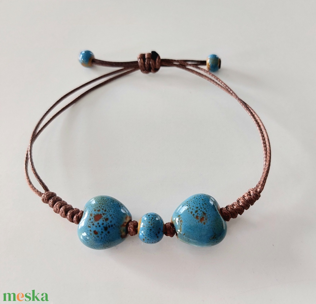 Makramé karkötő kerámia szivekkel - ékszer - karkötő - fonott karkötő - Meska.hu