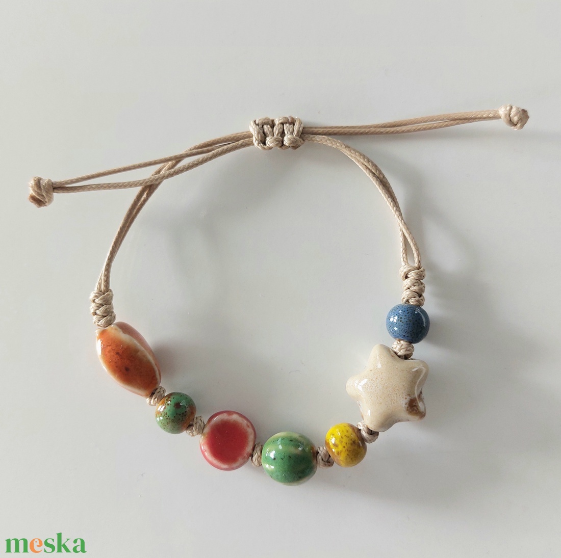 Makramé karkötő különböző formájú kerámia gyöngyökkel - ékszer - karkötő - fonott karkötő - Meska.hu