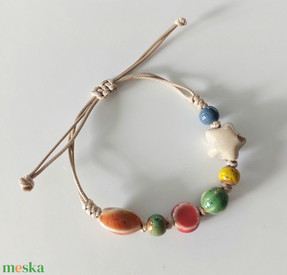 Makramé karkötő különböző formájú kerámia gyöngyökkel - ékszer - karkötő - fonott karkötő - Meska.hu