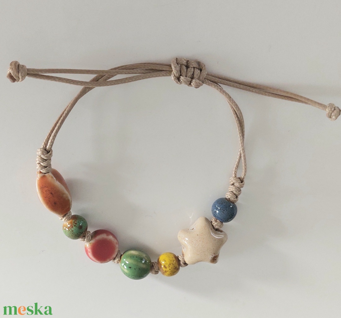 Makramé karkötő különböző formájú kerámia gyöngyökkel - ékszer - karkötő - fonott karkötő - Meska.hu
