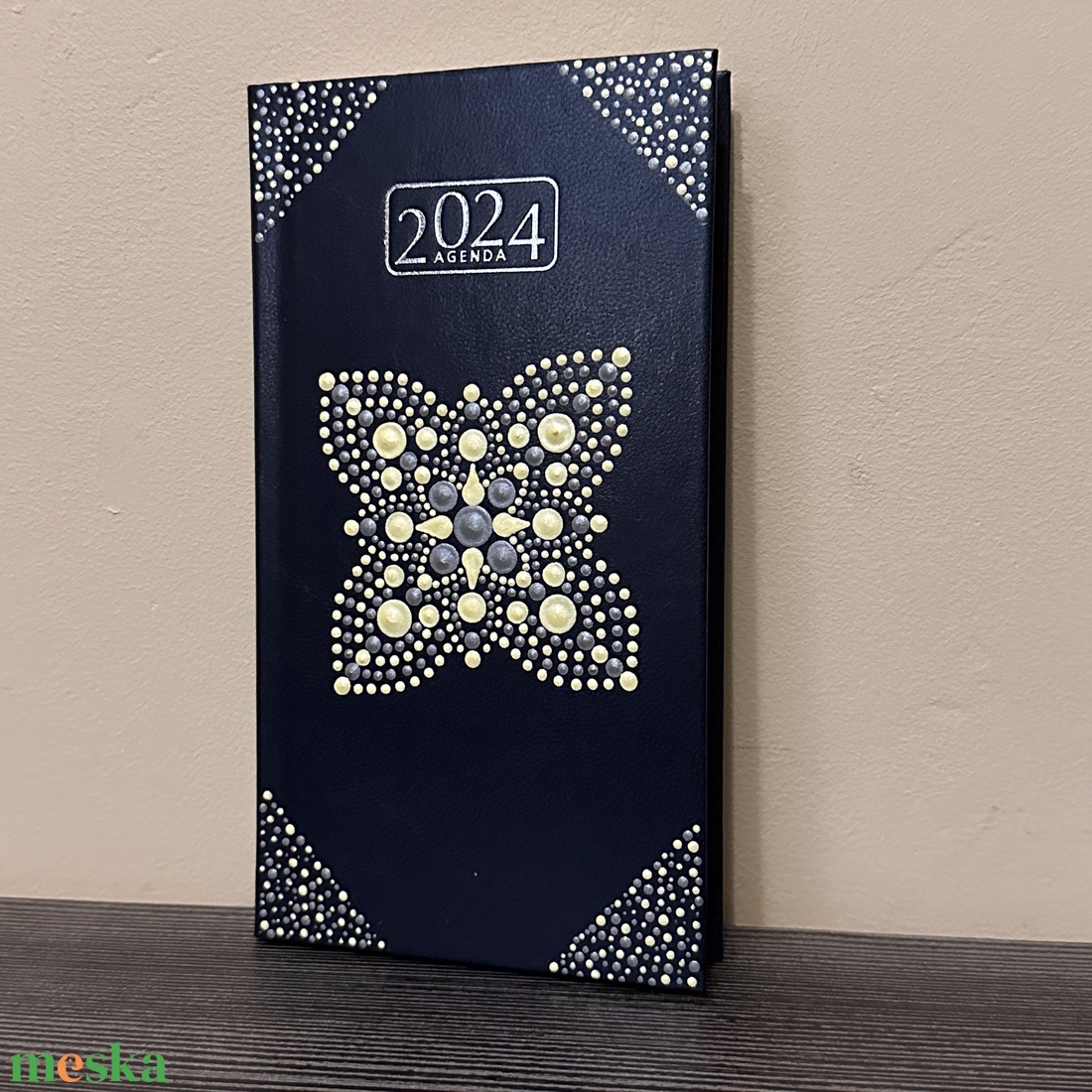 AKCIÓS Fekete műbőr határidőnapló (zsebnaptár) gyöngyház fényű ezüst és sárga pontmandalával 9,5x17 cm - otthon & életmód - papír, írószer - naptár & tervező - Meska.hu AKCIÓS Fekete műbőr határidőnapló (zsebnaptár) gyöngyház fényű ezüst és sárga pontmandalával 9,5x17 cm - otthon & életmód - papír, írószer - naptár & tervező - Meska.hu