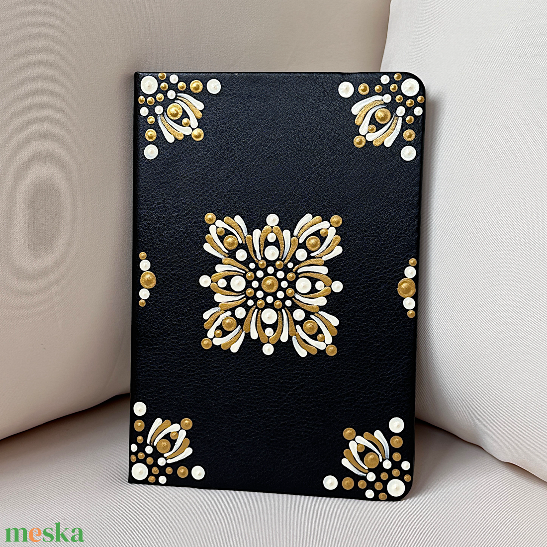 AKCIÓS fekete műbőr jegyzetfüzet metál fényű antikarany és fényes fehér pontmandalával, 14,5x21 cm, 80 lapos vonalas - otthon & életmód - papír, írószer - jegyzetfüzet & napló - Meska.hu AKCIÓS fekete műbőr jegyzetfüzet metál fényű antikarany és fényes fehér pontmandalával, 14,5x21 cm, 80 lapos vonalas - otthon & életmód - papír, írószer - jegyzetfüzet & napló - Meska.hu