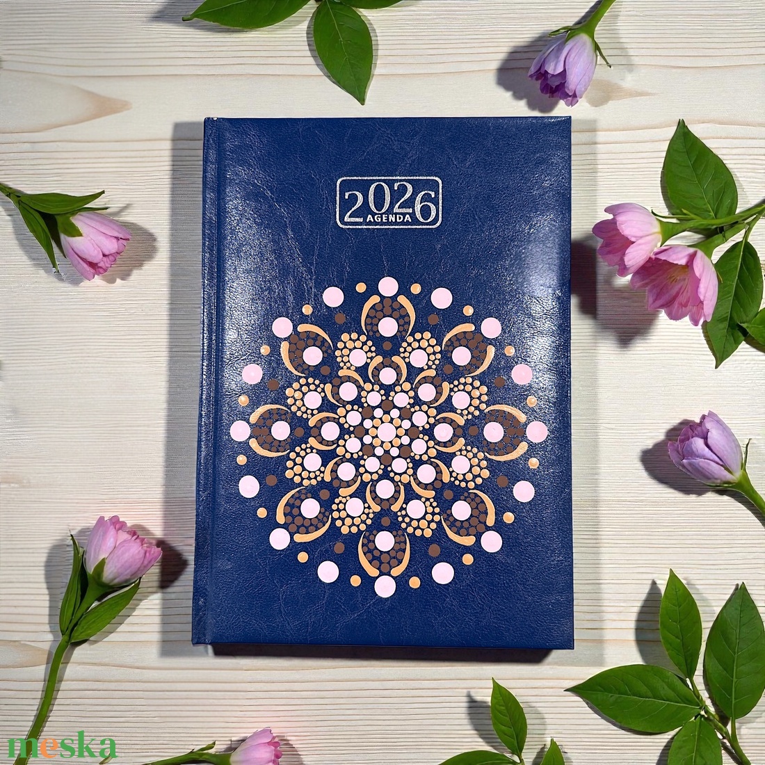 2026. évi sötétkék műbőr A/5 napi határidőnapló világos és sötét barna, és rózsaszínű pontmandalával 21x14,8 cm - otthon & életmód - papír, írószer - naptár & tervező - Meska.hu