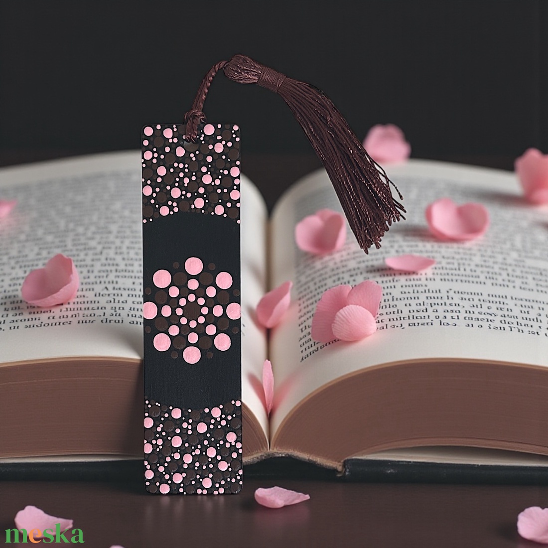 Fa könyvjelző barna és rózsaszín pontmandala díszítéssel, selymes bojttal, 3,2x12x0,15 cm - könyv & zene - könyvjelző - Meska.hu