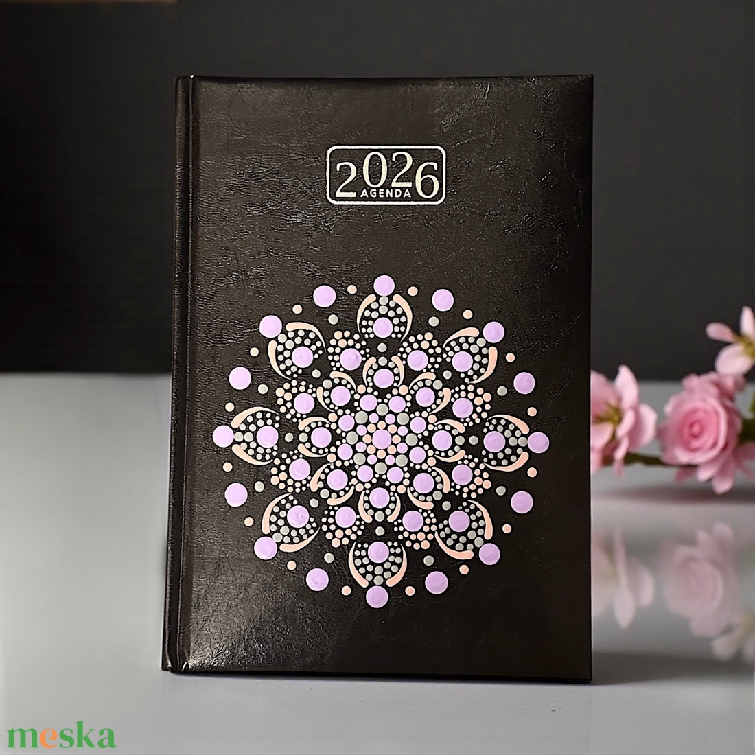 2026. évi fekete műbőr A/5 napi határidőnapló világos lila, szürke és rózsaszínű pontmandalával 21x14,8 cm - otthon & életmód - papír, írószer - naptár & tervező - Meska.hu