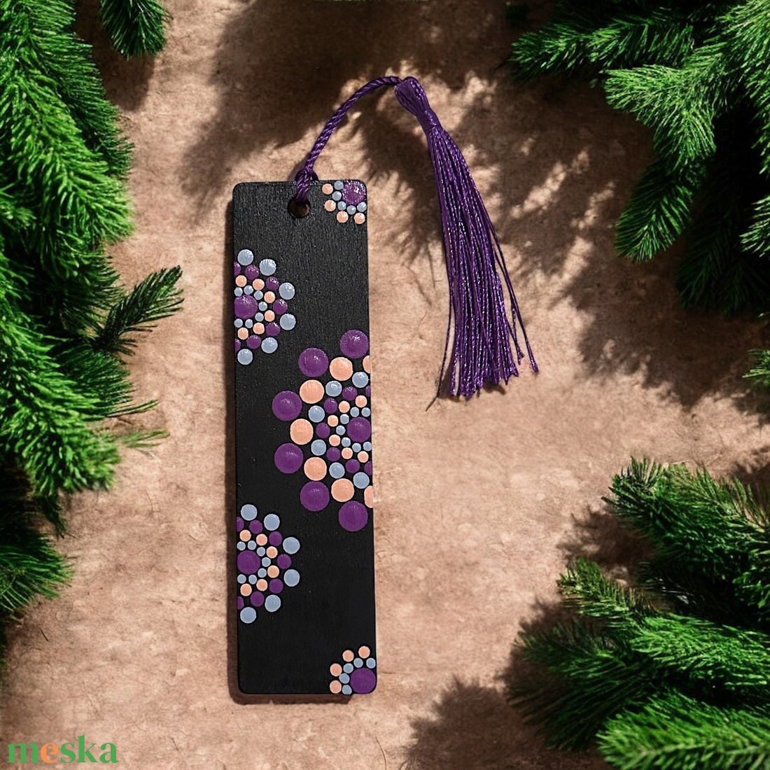 Fa könyvjelző lila, kék és bézs pontmandala díszítéssel, selymes bojttal, 3,2x12x0,15 cm - rendelhető - könyv & zene - könyvjelző - Meska.hu