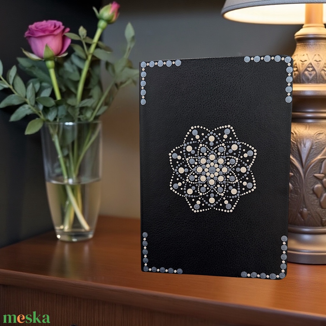 Fekete A5-ös műbőr jegyzetfüzet metál fényű acélkék és matt bézs színű pontmandalával, 14,5x21 cm, 80 lapos vonalas - otthon & életmód - papír, írószer - jegyzetfüzet & napló - Meska.hu