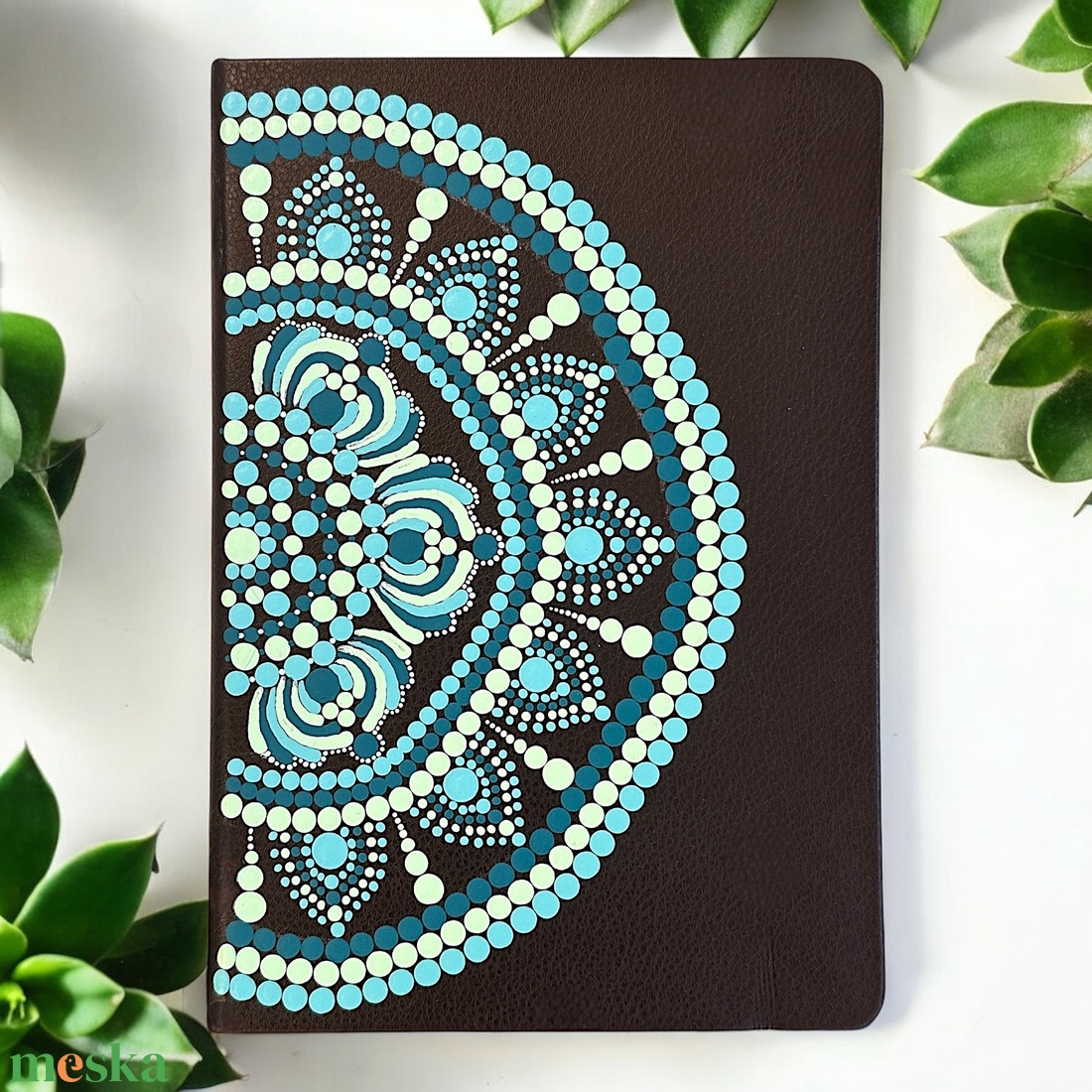  Fekete A5-ös műbőr jegyzetfüzet zöld, kék és türkiz színű pontmandalával, 14,5x21 cm, 80 lapos vonalas - otthon & életmód - papír, írószer - jegyzetfüzet & napló - Meska.hu