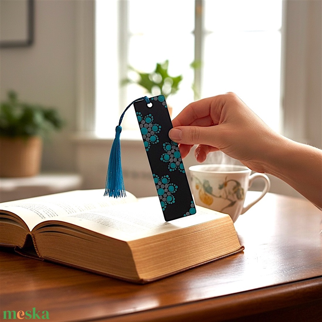 Fa könyvjelző metál fényű acélkék és türkiz pontmandala díszítéssel, selymes bojttal, 3,2x12x0,15 cm - könyv & zene - könyvjelző - Meska.hu