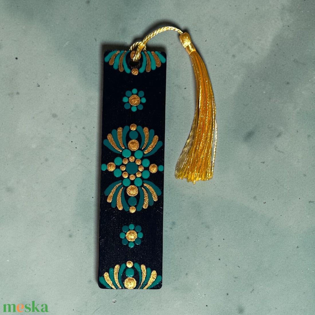 Fa könyvjelző zöld és arany pontmandala díszítéssel, selymes bojttal, 3,2x12x0,15 cm - könyv & zene - könyvjelző - Meska.hu