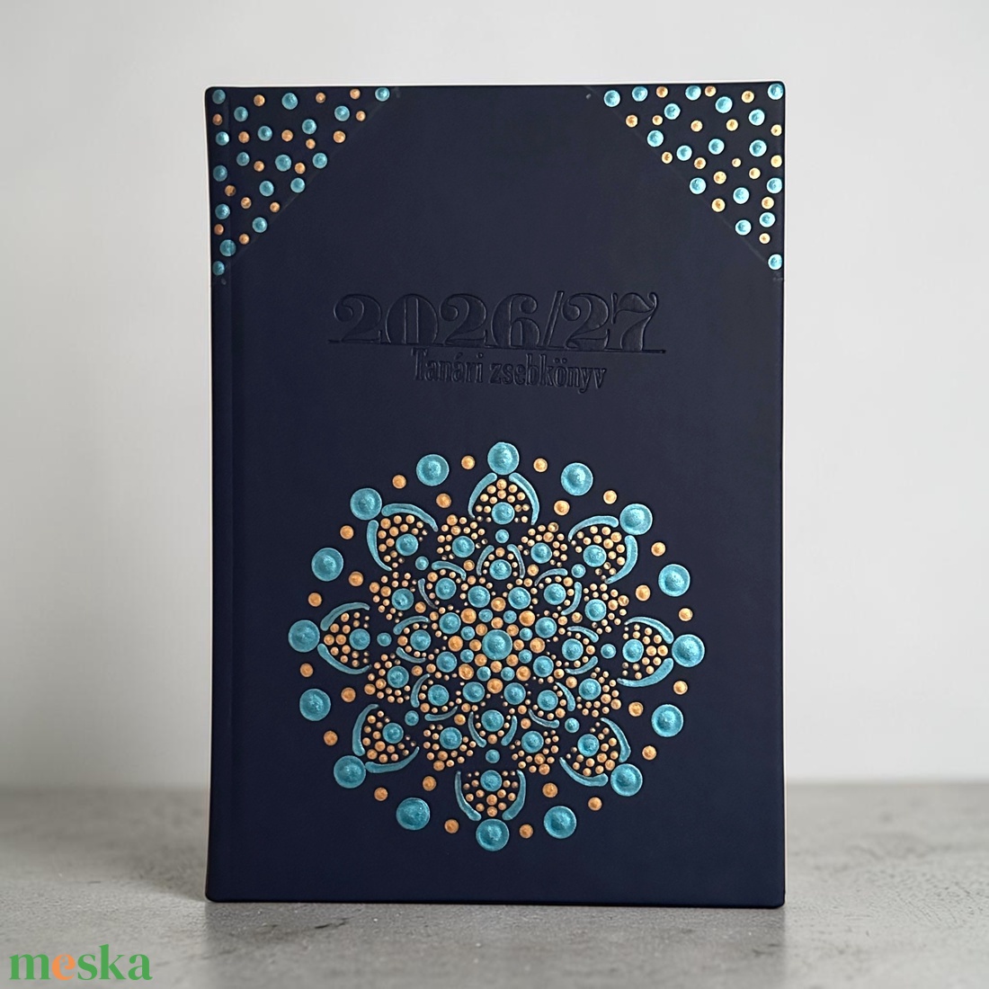 Sötétkék műbőr A/5 méretű heti beosztású 2026/27-es tanári zsebkönyv türkiz és arany  pontmandalával, 14,5x20,5 cm - otthon & életmód - papír, írószer - naptár & tervező - Meska.hu