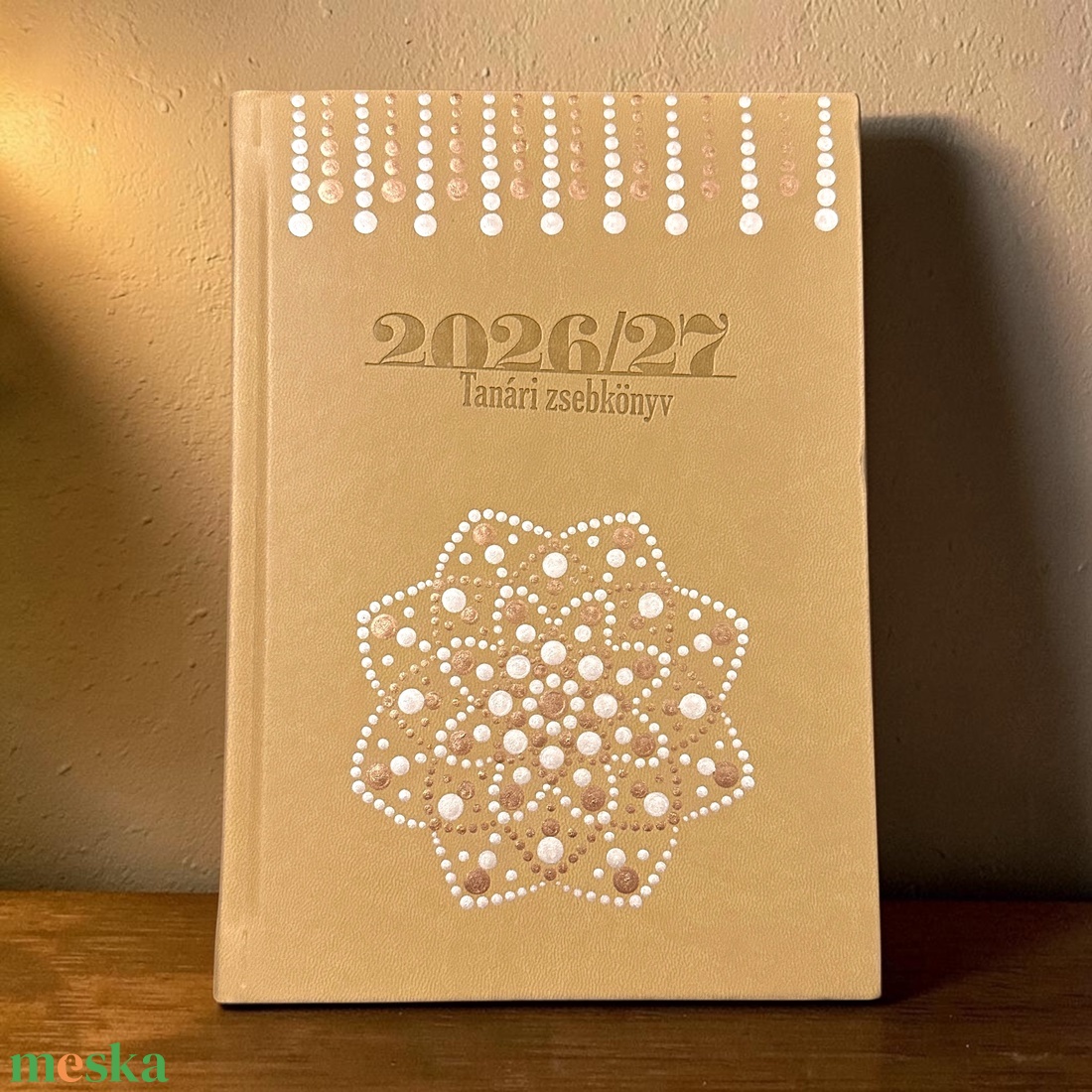 Drapp színű műbőr A/5 méretű heti beosztású 2026/27-es tanári zsebkönyv gyöngyház és bronz  pontmandalával, 14,5x20,5 cm - otthon & életmód - papír, írószer - naptár & tervező - Meska.hu