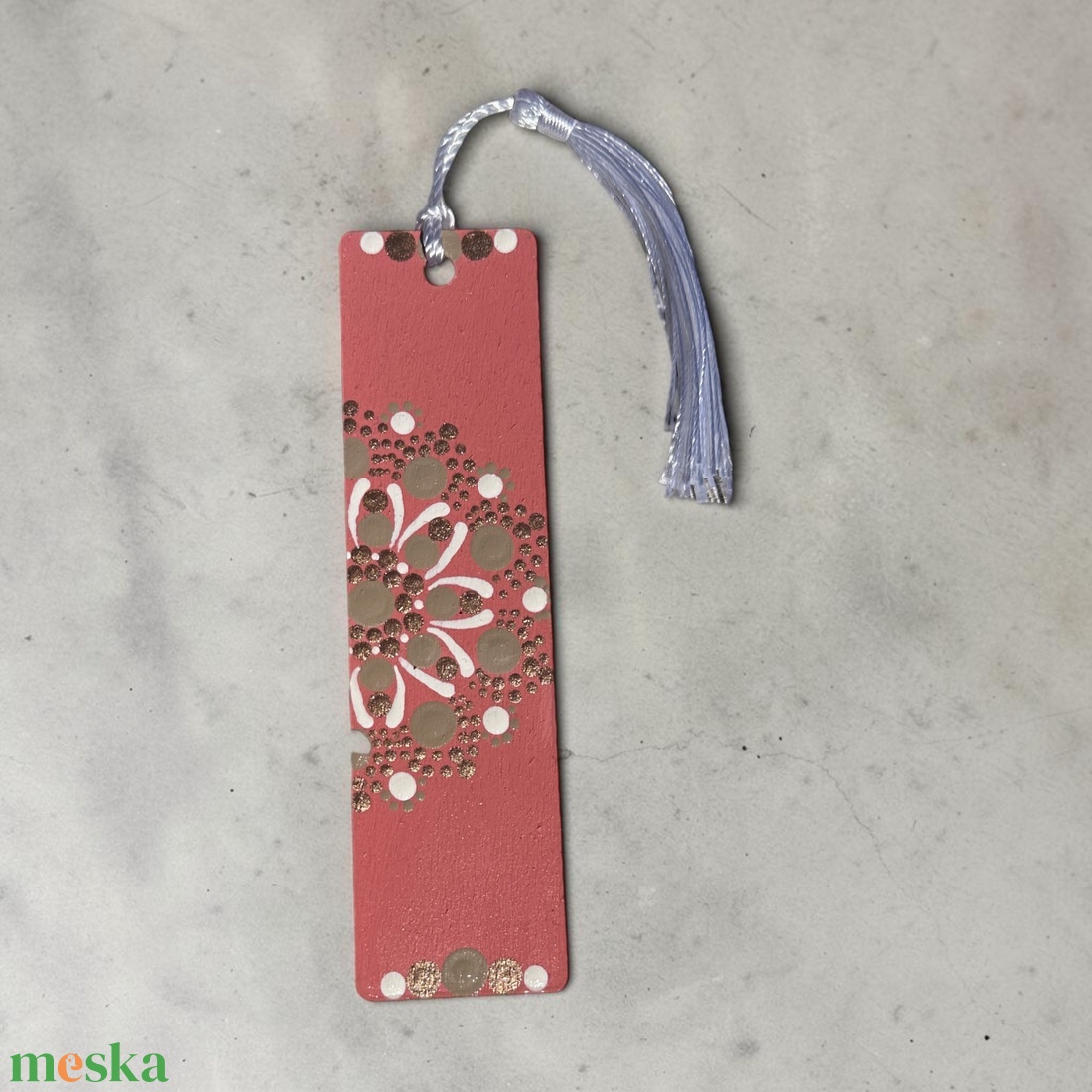 Rózsaszínű kétoldalas fa könyvjelző barna, fehér és antik bronz pontmandala díszítéssel, selymes bojttal, 3,2x12x0,15 cm - könyv & zene - könyvjelző - Meska.hu