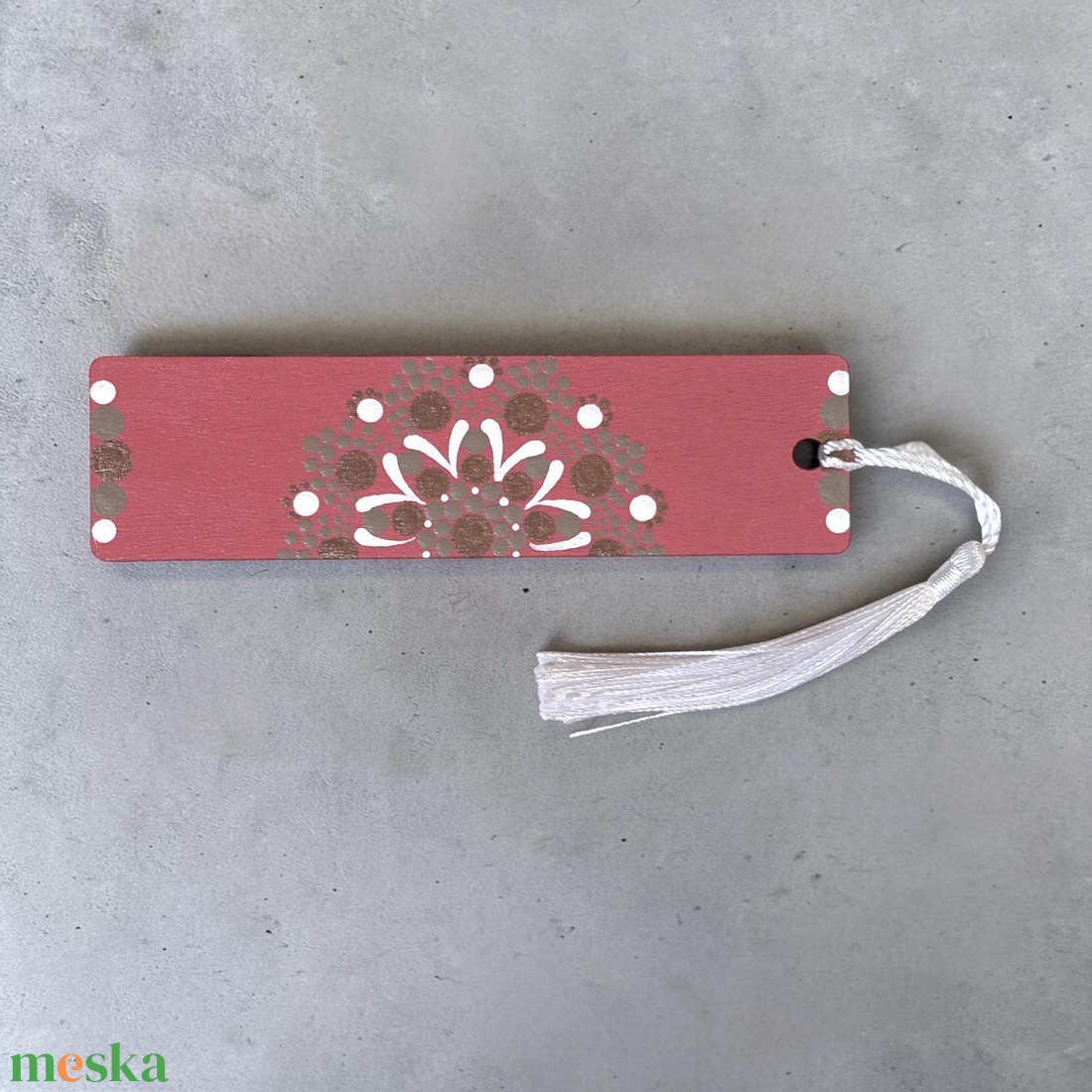 Rózsaszínű kétoldalas fa könyvjelző barna, fehér és antik bronz pontmandala díszítéssel, selymes bojttal, 3,2x12x0,15 cm - könyv & zene - könyvjelző - Meska.hu
