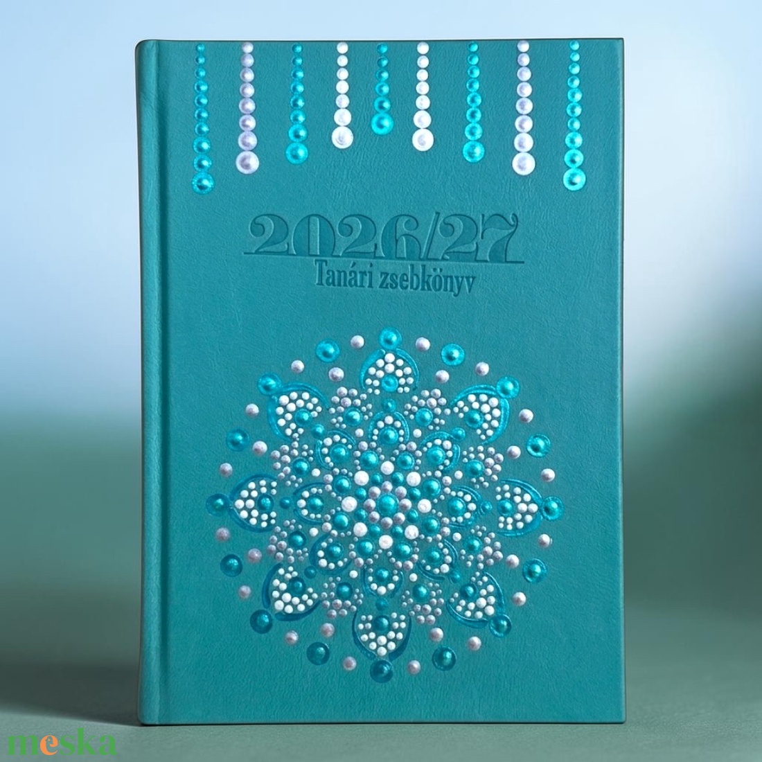 Lagúna színű műbőr A/5 heti 2026/27-es tanári zsebkönyv ezüst, türkiz és gyöngyház színű pontmandalával, 14,5x20,5 cm - otthon & életmód - papír, írószer - naptár & tervező - Meska.hu