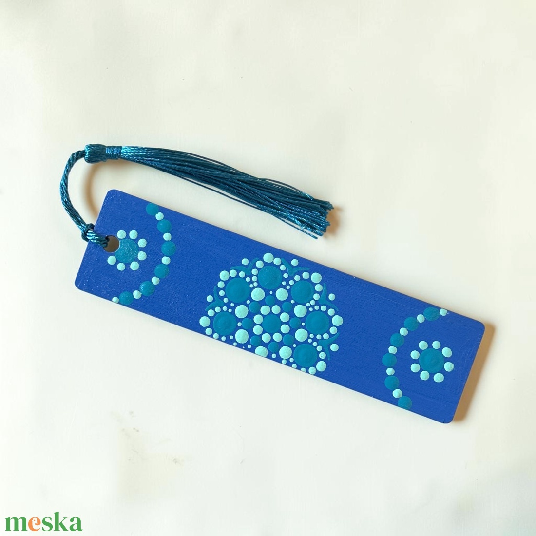 Fa könyvjelző zafír alapon menta zöld és türkiz pontmandala díszítéssel, selymes bojttal, 3,2x12x0,15 cm - rendelhető - könyv & zene - könyvjelző - Meska.hu