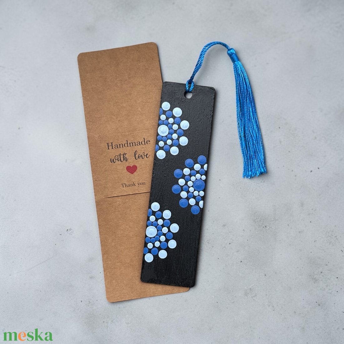 Kétoldalas fa könyvjelző sötét és világos kék színű pontmandala díszítéssel, selymes bojttal, 3,2x12x0,15 cm - könyv & zene - könyvjelző - Meska.hu