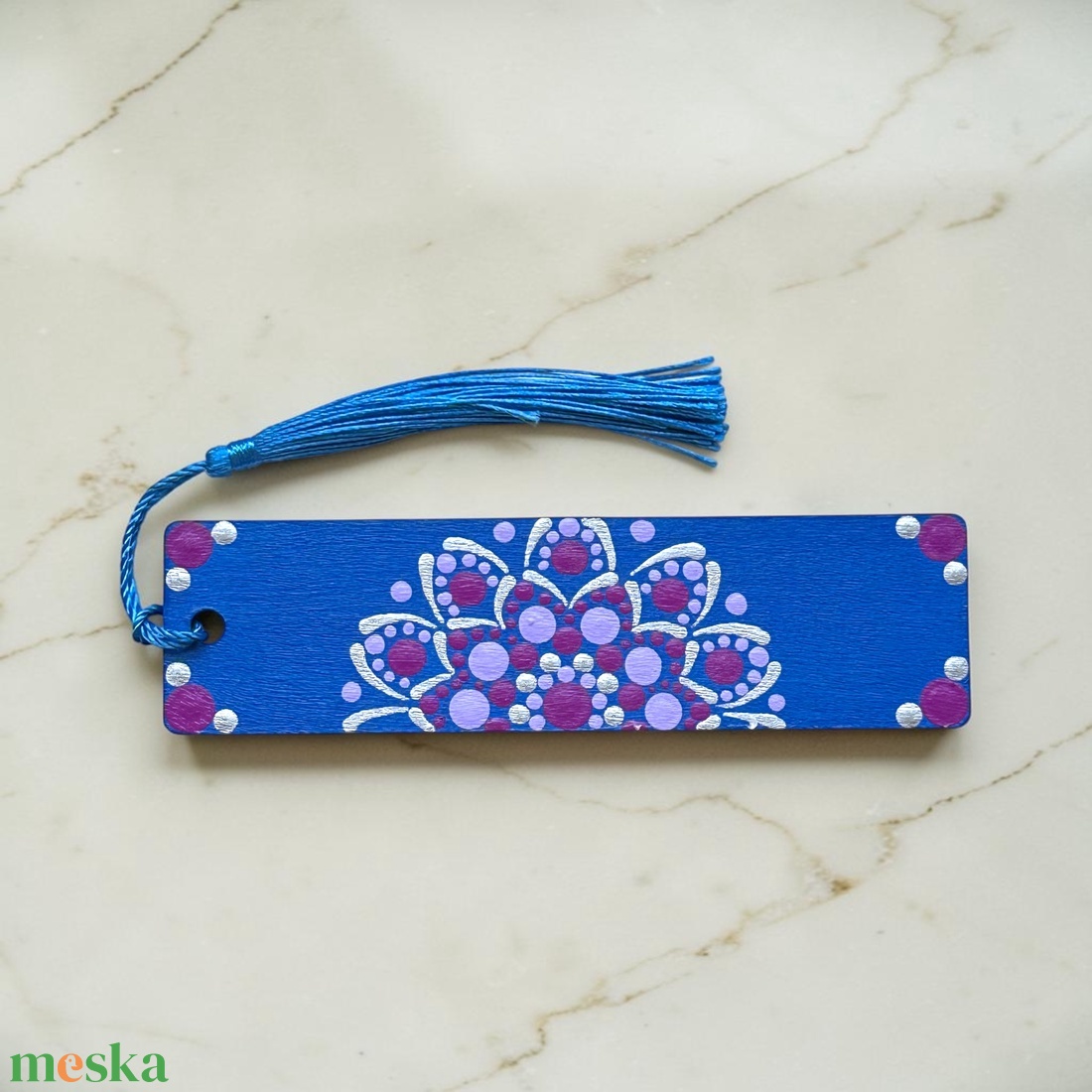 Kék színű fa könyvjelző lila, ezüst és magenta színű pontmandala díszítéssel, selymes bojttal, 3,2x12x0,15 cm - könyv & zene - könyvjelző - Meska.hu