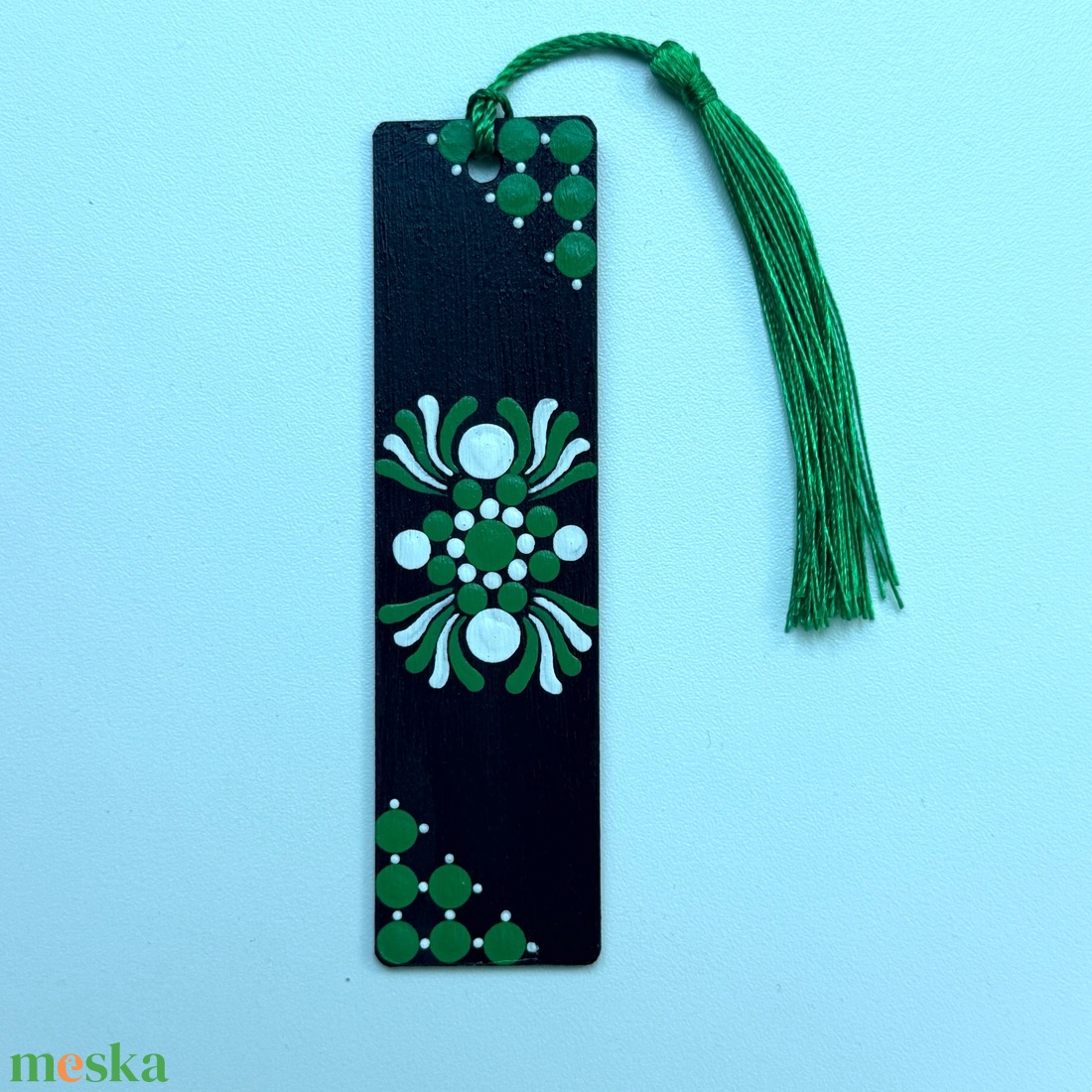 Fa könyvjelző zöld és fehér pontmandala díszítéssel, selymes bojttal, 3,2x12x0,15 cm - könyv & zene - könyvjelző - Meska.hu