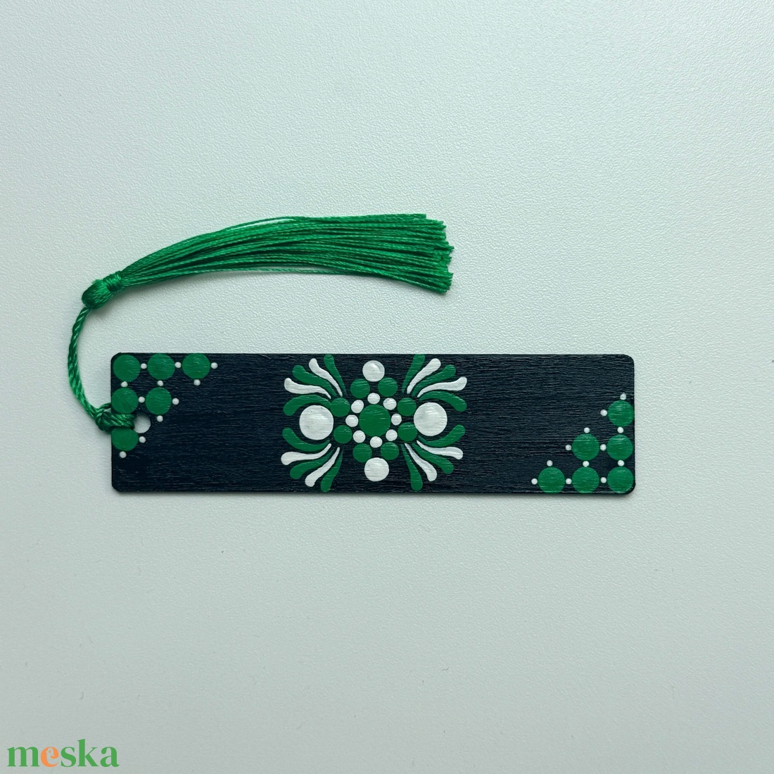 Fa könyvjelző zöld és fehér pontmandala díszítéssel, selymes bojttal, 3,2x12x0,15 cm - könyv & zene - könyvjelző - Meska.hu